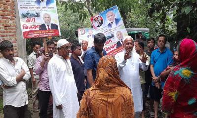 বোয়ালখালীতে পানিবন্দি পরিবারের মাঝে ত্রাণ বিতরণ
