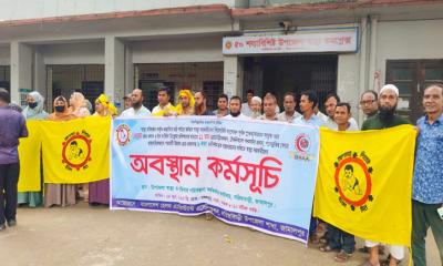 সরিষাবাড়ীতে স্বাস্থ্য সহকারীদের অবস্থান কর্মসূচি