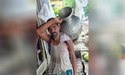 এক কলসি পানি পৌঁছে দিয়ে পাঁচ টাকা—এভাবেই জীবন চলে জাফরের