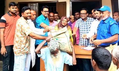 মান্দায় বেড়িবাঁধ ভেঙে প্লাবিত এলাকায় ক্ষতিগ্রস্তদের পাশে উপজেলা প্রশাসন