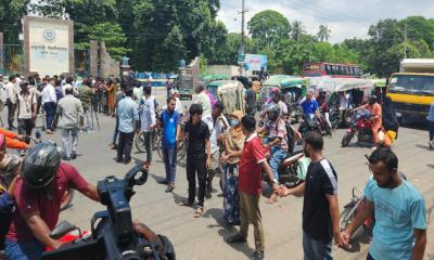 নুরের ওপর হামলায় রাবি শিক্ষার্থীদের বিক্ষোভ, মহাসড়ক অবরোধ