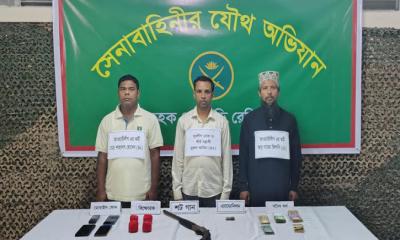 বোয়ালখালীতে সেনাবাহিনীর অভিযানে অস্ত্রসহ ৩ জন আটক