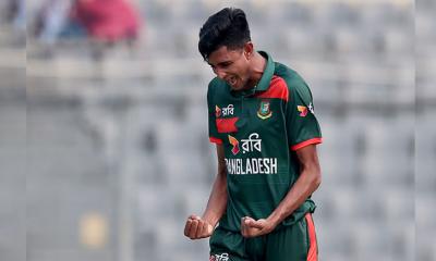 নাহিদ রানার ফাইফারে ব্যাটিং বিপর্যয়ে পাকিস্তান