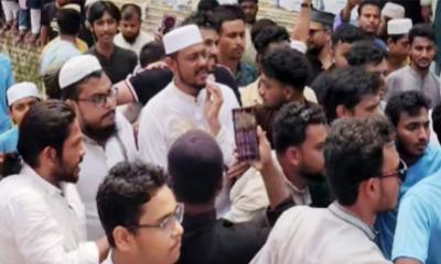 নাসীরুদ্দীন পাটওয়ারীর ওপর ডিম নিক্ষেপ, হামলা