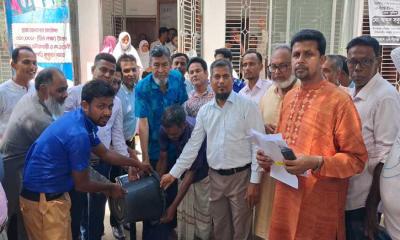 পীরগঞ্জে দুর্যোগে ক্ষতিগ্রস্ত পরিবারের মাঝে নগদ অর্থ ও চাল বিতরণ