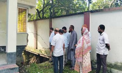 সরিষাবাড়ীতে দুই বছরেই ধসে পড়ল খাদ্য নতুন ভবন