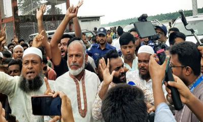 জাফলংয়ে দুই উপদেষ্টার গাড়িবহর ঘিরে শ্রমিকদের বিক্ষোভ