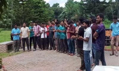 রাবিতে শিক্ষক-কর্মকর্তা কর্মবিরতির প্রতিবাদে শিক্ষার্থীদের সমাবেশ