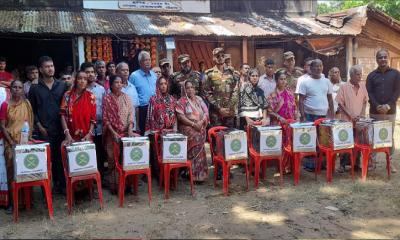 বোয়ালখালীতে দুর্গাপূজা উপলক্ষে সেনাবাহিনীর উপহার সামগ্রী বিতরণ