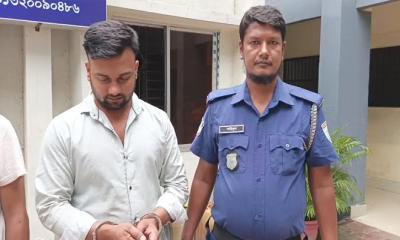 রূপগঞ্জে ডিবি পুলিশ পরিচয়ে চাঁদাবাজির অভিযোগে যুবক গ্রেফতার