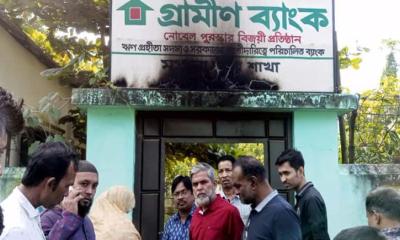 শ্রীপুরে গ্রামীণ ব্যাংকের শাখায় দুটি পেট্রোল বোমা নিক্ষেপ