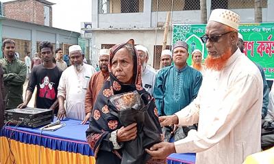 পত্নীতলায় এমপি এনামুল হকের উদ্বোধনে শাড়ি বিতরণ