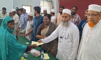 তানোরে ৪০০ অসহায় মানুষের মাঝে আর্থিক সহায়তা বিতরণ