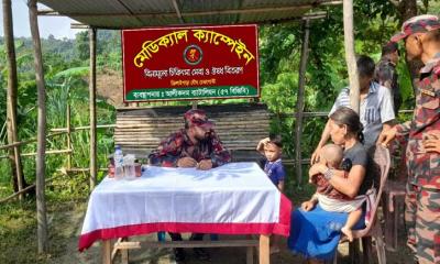 আলীকদমে ত্রাণ বিতরণের পাশাপাশি বিনামূল্যে চিকিৎসাসেবা