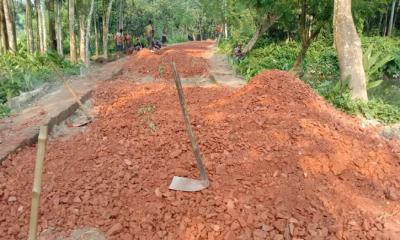 মান্দায় এলজিইডি’র রাস্তা নির্মাণ প্রকল্পে ব্যাপক অনিয়মের অভিযোগ