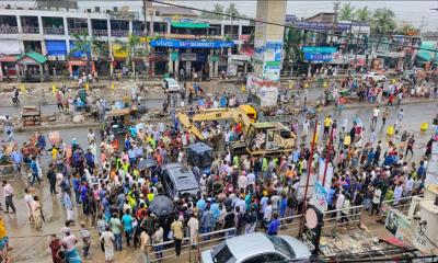 রূপগঞ্জে ফুটপাত মহাসড়ক দখলমুক্তে যৌথ উচ্ছেদ অভিযান