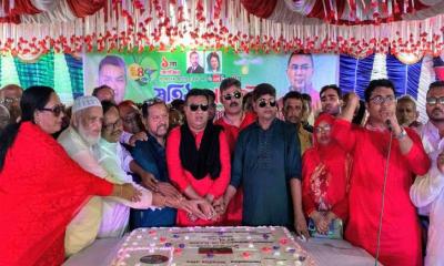 মোরেলগঞ্জে বিএনপির প্রতিষ্ঠাবার্ষিকীতে ৪৭ পাউন্ডের কেক কাটলেন কাজী খায়রুজ্জামান শিপন