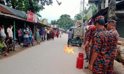 উলিপুরে ফায়ার সার্ভিসের মহড়া অনুষ্ঠিত