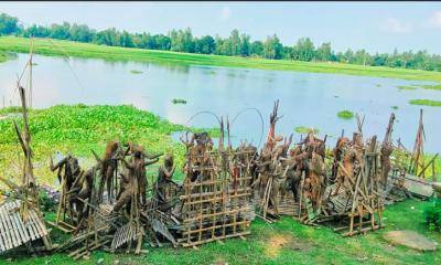 বিসর্জনের পর প্রতিমা পুনরুদ্ধারে ব্যস্ত সুন্দরগঞ্জের মালাকাররা