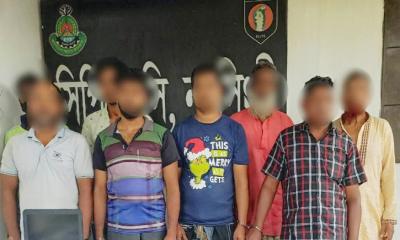 নরসিংদীতে বিপুল পরিমাণ আগ্নেয়াস্ত্র ও গোলাবারুদসহ ৮ জন আটক