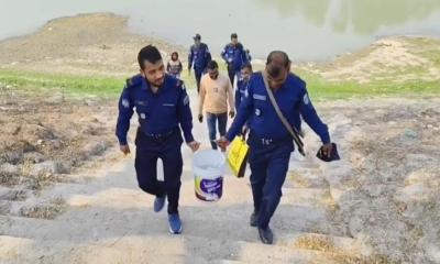 চাঁপাইনবাবগঞ্জের পুনর্ভবা নদীর তীর থেকে পরিত্যক্ত অবস্থায় ককটেল উদ্ধার
