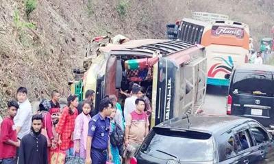 রাঙ্গামাটিতে ৪০ যাত্রী নিয়ে উল্টে গেল বাস