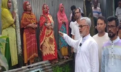 আগুনে নিঃস্ব জহুরুলের পাশে ‘গরিবের হাতেম তাই’ মির্জা মোস্তফা জামান