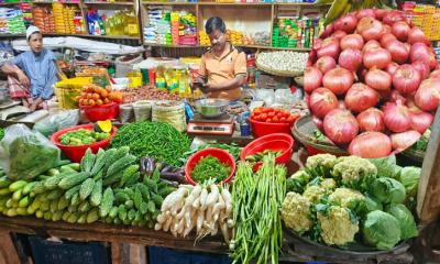 মাদারীপুরে পেঁয়াজের ঝাঁজে দিশেহারা ক্রেতা, সবজি ৭০ টাকার ওপরে