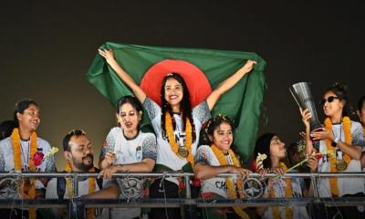 সাফজয়ী নারী ফুটসাল দলকে ছাদখোলা বাসে সংবর্ধনা