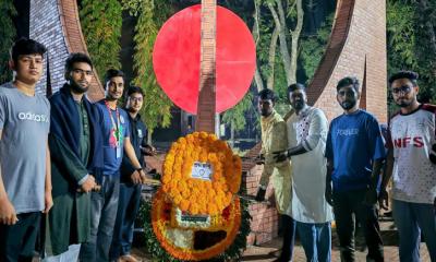 একুশের প্রথম প্রহরে শহীদ মিনারে পবিপ্রবি সাংবাদিক সমিতির শ্রদ্ধা