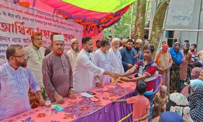 টাঙ্গাইলে সড়ক দুর্ঘটনায় নিহত নওগাঁর ১০ পরিবারকে আর্থিক সহযোগিতা