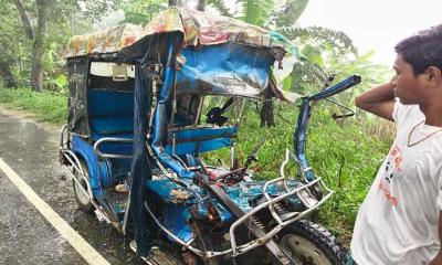 বড়াইগ্রামে ট্রাকের ধাক্কায় ইজিবাইক চালকসহ নিহত ৩, আহত ২