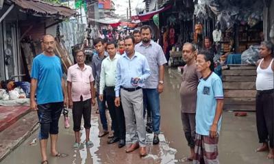 মোরেলগঞ্জ পৌর শহরের পানিবন্দি এলাকা পরিদর্শনে প্রশাসক হাবিবুল্লাহ