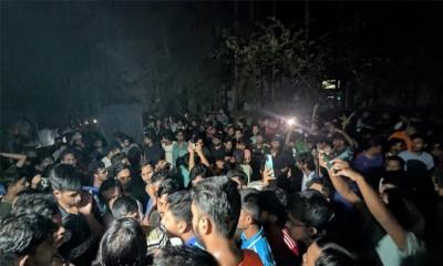 চবিতে শিক্ষার্থী ও স্থানীয়দের সঙ্গে সংঘর্ষে  আহত ৬০ শিক্ষার্থী ,সব পরীক্ষা স্থগিত