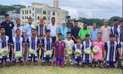 মুকসুদপুরে যুব সমাজকে খেলাধুলায় উৎসাহিত করতে ক্রীড়া সামগ্রী বিতরণ