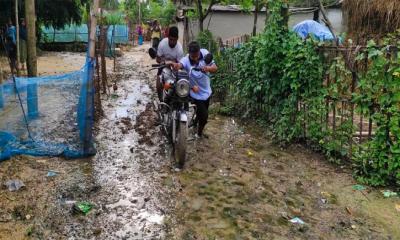 মাত্র ২৫০ মিটার কাঁচা রাস্তার জন্য ৭ কিমি ঘুরে যেতে হচ্ছে: দুর্ভোগে ১০ গ্রামের মানুষ