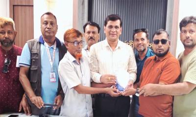 মুকসুদপুর প্রেসক্লাবের সম্মাননা পেলেন অতিরিক্ত ইউএনও পলাশ কুমার