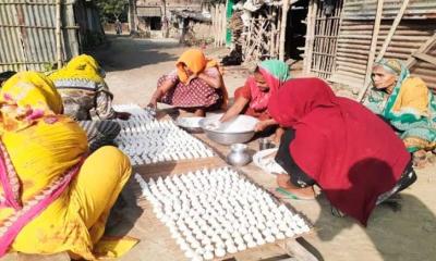 কুমড়ো বড়ি তৈরিতে ব্যস্ত জীবননগরের নারীরা