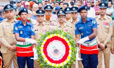 নড়াইলে পুলিশ সুপার আল মামুন শিকদারের মুক্তিযুদ্ধ স্মৃতিস্তম্ভে পুষ্পস্তবক অর্পণ