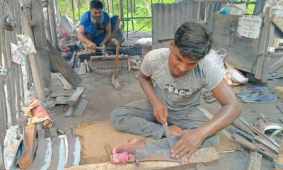 টুং-টাং শব্দে মুখরিত জীবননগরের কামারপাড়া