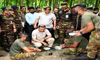 সেনাবাহিনীর মহড়া আকস্মিক পরিদর্শনে প্রধানমন্ত্রী
