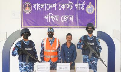 সুন্দরবনে কোস্ট গার্ডের দুর্ধর্ষ অভিযান অস্ত্র-গোলাবারুদসহ করিম শরীফ বাহিনীর সহযোগী আটক