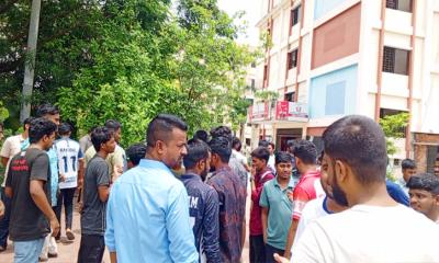 পাবিপ্রবিতে সিনিয়র-জুনিয়র মারামারি ‎