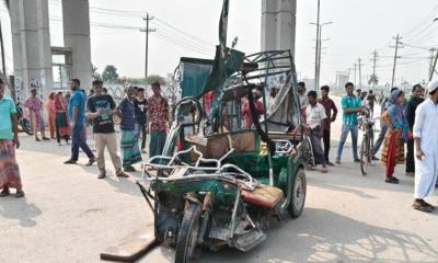 কাভার্ডভ্যান-ইজিবাইক সংঘর্ষে নিহত ৪, আহত ৬