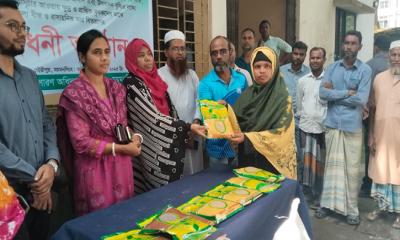 গৌরীপুরে ক্ষুদ্র ও প্রান্তিক কৃষকদের মাঝে বিনামূল্যে বীজ ও সার বিতরণ