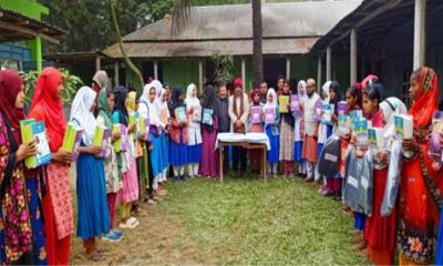 সুন্দরগঞ্জে নতুন পাঠ্যবই পেয়ে উচ্ছ্বসিত শিক্ষার্থীরা