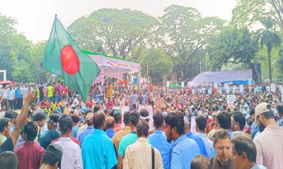 দাবী আদায়ে কেন্দ্রীয় শহীদ মিনারে অবস্থান পল্লী বিদ্যুৎ কর্মীদের