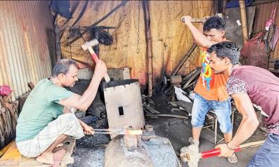 কোরবানির ঈদ সামনে জীবননগরে কামারদের ব্যস্ততা