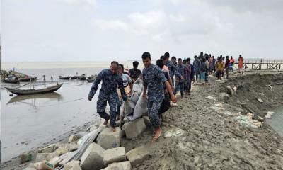 ভেঙে যাওয়া বাঁধ মেরামতে  বাংলাদেশ নৌবাহিনী