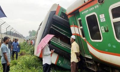 লালমনিরহাটে মুখোমুখি দুই ট্রেন সংঘর্ষ